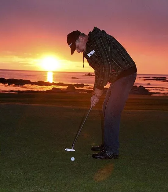 Golf på Gimsøya i midnattsol. Foto: Trond Schultz