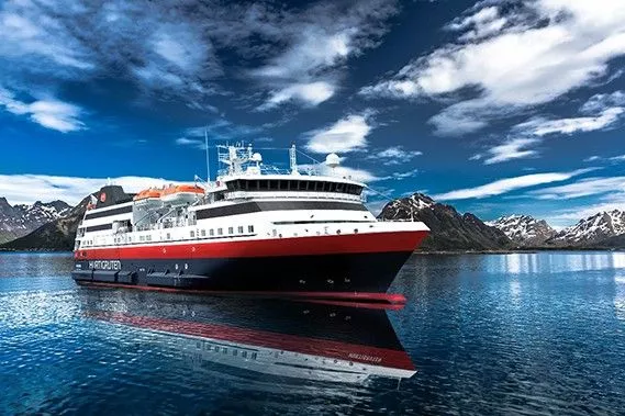 "Spitsbergen" i vakkert landskap i Raftsundet. (Foto: montasje: Hurtigruten/Kristine Øksnes)