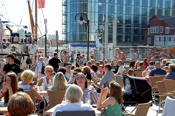 Opplev det urbane kafèlivet langs Kaipromenaden