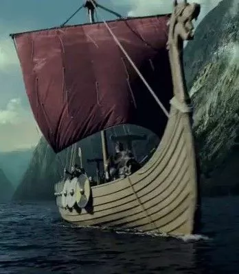 Vikingene regnes som de første som eksporterte tørrfisk og leverolje ut i Europa. Men mangt i historien tilsier at tørrfisk fra Lofoten var kjent ute i enkelte Europeiske land lenge for vikingtid.