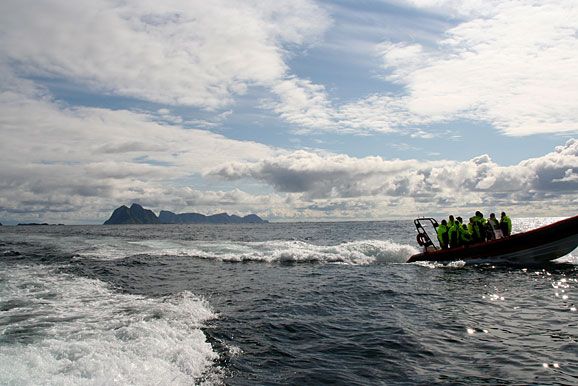 Moskstraumen med Mosken og Værøy i bakgrunnen Moskstraumen med Mosken og Værøy i bakgrunnen