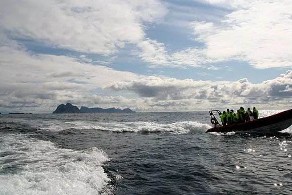 Moskstraumen med Mosken og Værøy i bakgrunnen Moskstraumen med Mosken og Værøy i bakgrunnen