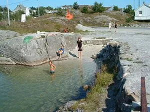 Rett ved Maren Anna ligger Norges minste badestrand.