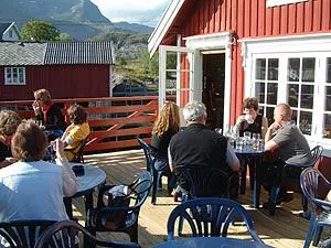 Ute på terassen kan du hygge deg i ekte fiskeværsatmosfære. Foto: Robert Walker.