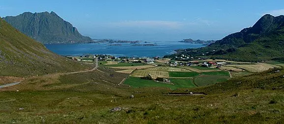 Utsikt fra "gudinnegrava" på Einangen mot øst. Sennesvik med vestfjorden i bakgrunnen.