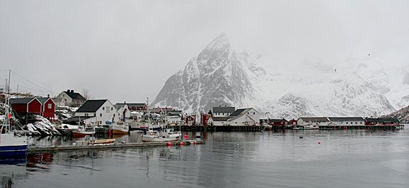 Hamnøy med Olstinden i bakgrunn.